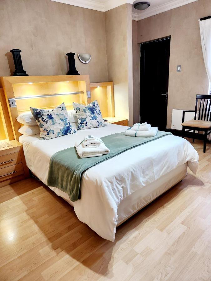 The Wooden Leg Guesthouse Kleinmond Exterior photo