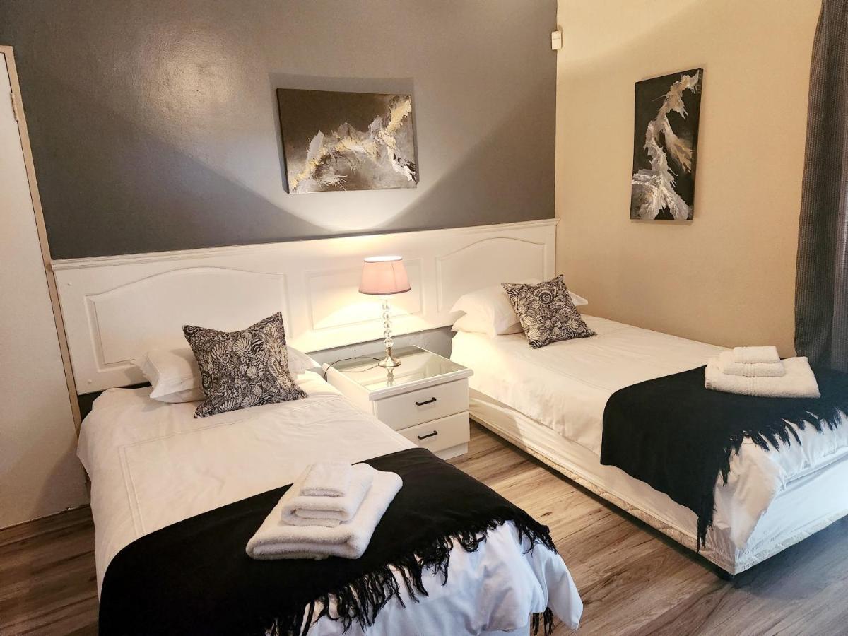 The Wooden Leg Guesthouse Kleinmond Exterior photo